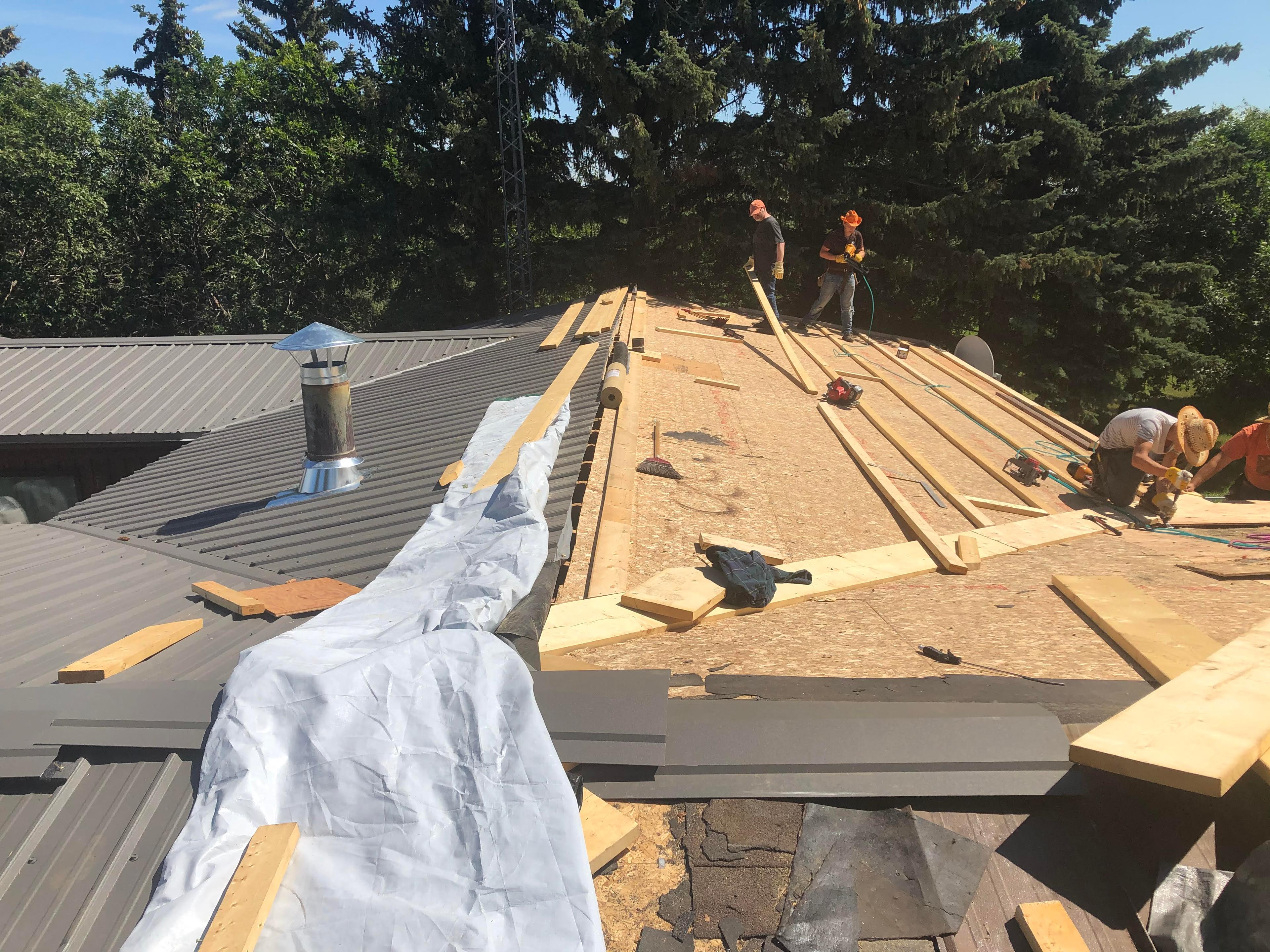 building process of a large roof